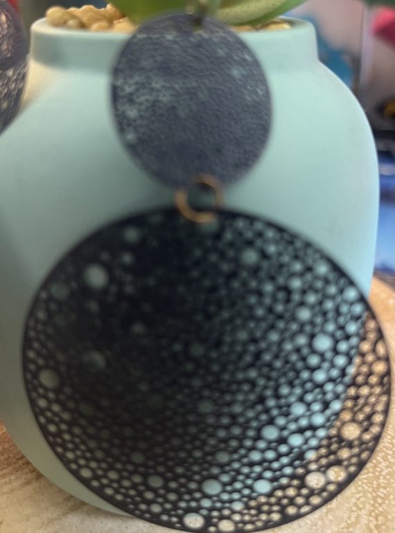 ✨ UShine.gr: Ατσάλινα σκουλαρίκια statement με διάτρητους κύκλους σε μπλε απόχρωση No 1439