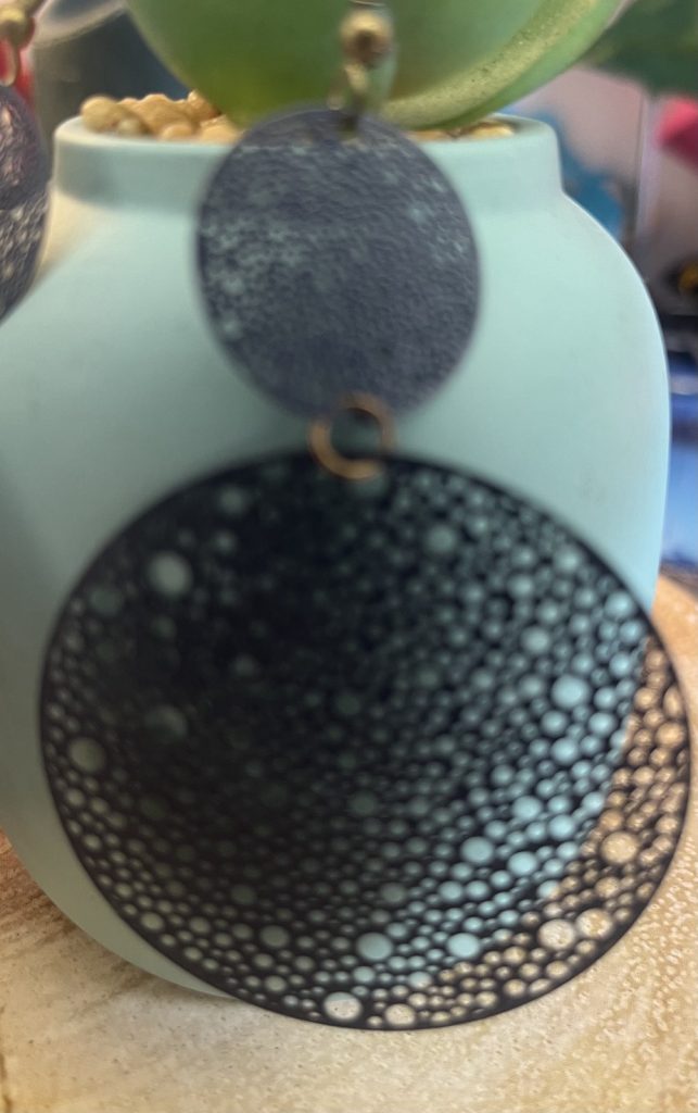 ✨ UShine.gr: Ατσάλινα σκουλαρίκια statement με διάτρητους κύκλους σε μπλε απόχρωση No 1439