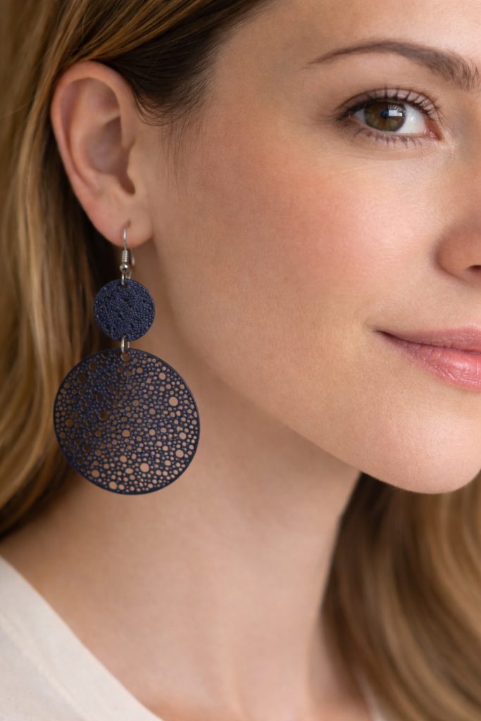 ✨ UShine.gr: Ατσάλινα σκουλαρίκια statement με διάτρητους κύκλους σε μπλε απόχρωση No 1439