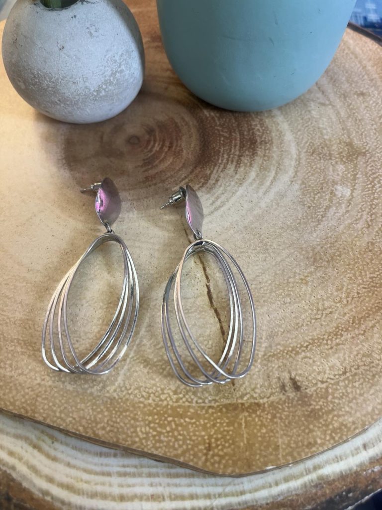 ✨ UShine.gr: Ατσάλινα σκουλαρίκια με πολυεπίπεδες οβάλ γραμμές σε ασημί τόνο No 1440