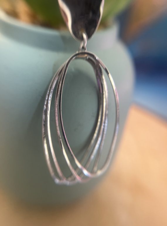 ✨ UShine.gr: Ατσάλινα σκουλαρίκια με πολυεπίπεδες οβάλ γραμμές σε ασημί τόνο No 1440