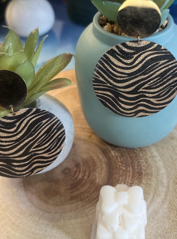 ✨ UShine.gr: Σκουλαρίκια statement στρογγυλά με ανάγλυφο zebra μοτίβο σε μαύρο & χρυσό No 1441