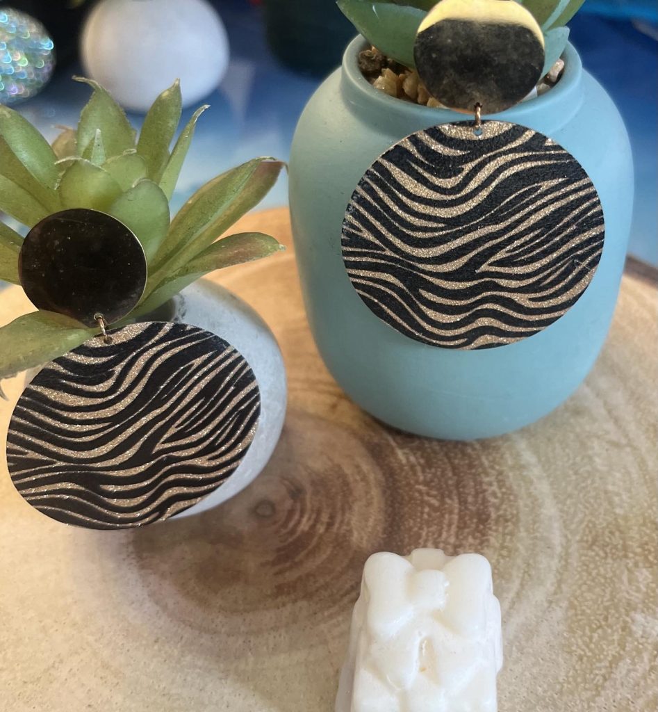 ✨ UShine.gr: Σκουλαρίκια statement στρογγυλά με ανάγλυφο zebra μοτίβο σε μαύρο & χρυσό No 1441