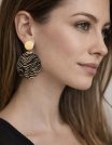 ✨ UShine.gr: Σκουλαρίκια statement στρογγυλά με ανάγλυφο zebra μοτίβο σε μαύρο & χρυσό No 1441