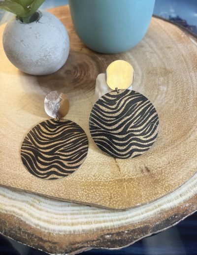 ✨ UShine.gr: Σκουλαρίκια statement στρογγυλά με ανάγλυφο zebra μοτίβο σε μαύρο & χρυσό No 1441