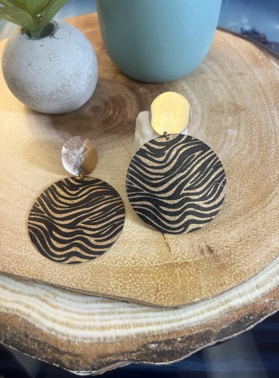 ✨ UShine.gr: Σκουλαρίκια statement στρογγυλά με ανάγλυφο zebra μοτίβο σε μαύρο & χρυσό No 1441