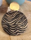 ✨ UShine.gr: Σκουλαρίκια statement στρογγυλά με ανάγλυφο zebra μοτίβο σε μαύρο & χρυσό No 1441
