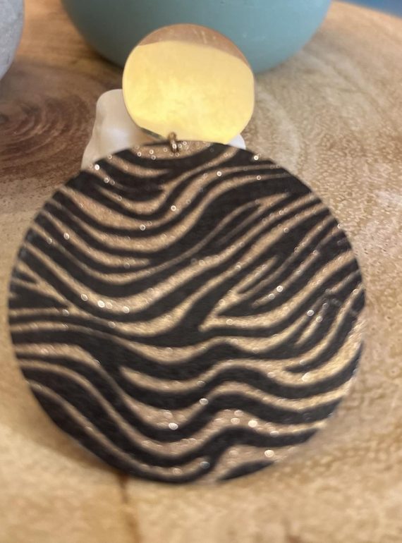 ✨ UShine.gr: Σκουλαρίκια statement στρογγυλά με ανάγλυφο zebra μοτίβο σε μαύρο & χρυσό No 1441