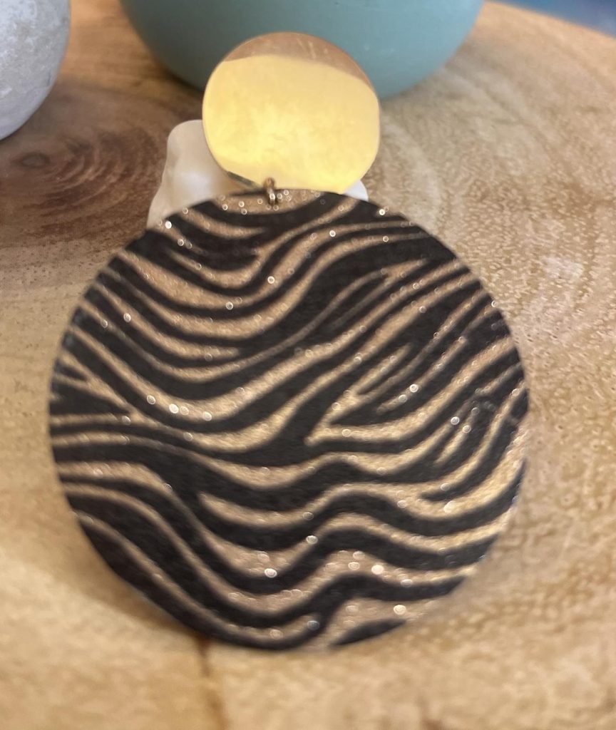 ✨ UShine.gr: Σκουλαρίκια statement στρογγυλά με ανάγλυφο zebra μοτίβο σε μαύρο & χρυσό No 1441