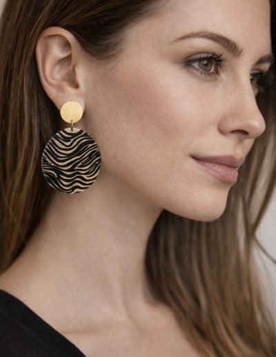 ✨ UShine.gr: Σκουλαρίκια statement στρογγυλά με ανάγλυφο zebra μοτίβο σε μαύρο & χρυσό No 1441