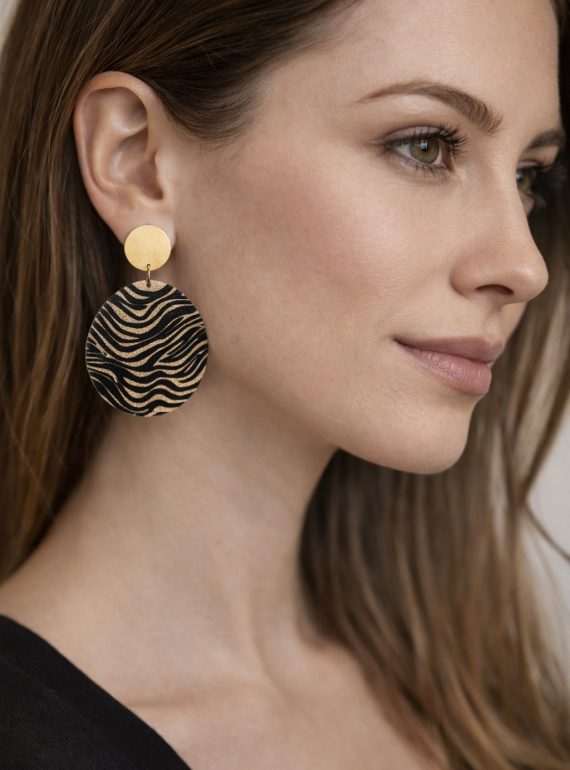 ✨ UShine.gr: Σκουλαρίκια statement στρογγυλά με ανάγλυφο zebra μοτίβο σε μαύρο & χρυσό No 1441