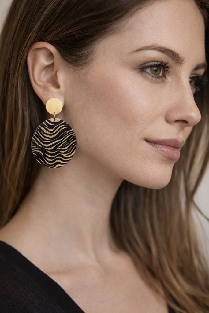 ✨ UShine.gr: Σκουλαρίκια statement στρογγυλά με ανάγλυφο zebra μοτίβο σε μαύρο & χρυσό No 1441