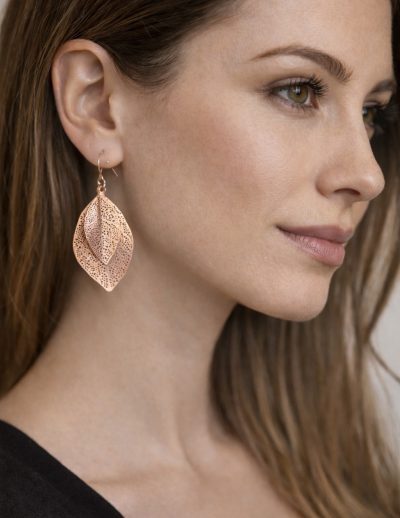✨ UShine.gr: Ατσάλινα σκουλαρίκια φύλλο με διάτρητο μοτίβο σε ροζ χρυσό No 1443