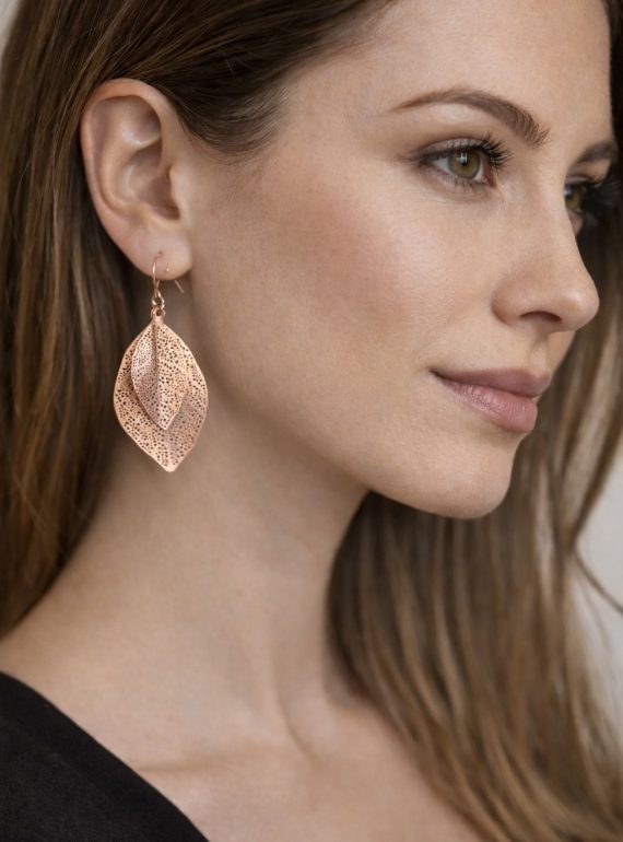 ✨ UShine.gr: Ατσάλινα σκουλαρίκια φύλλο με διάτρητο μοτίβο σε ροζ χρυσό No 1443