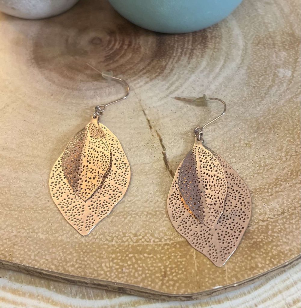 ✨ UShine.gr: Ατσάλινα σκουλαρίκια φύλλο με διάτρητο μοτίβο σε ροζ χρυσό No 1443