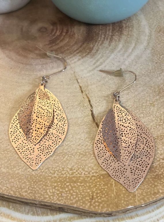 ✨ UShine.gr: Ατσάλινα σκουλαρίκια φύλλο με διάτρητο μοτίβο σε ροζ χρυσό No 1443