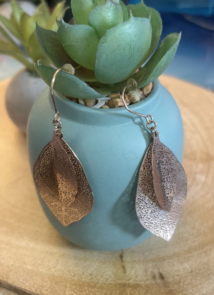 ✨ UShine.gr: Ατσάλινα σκουλαρίκια φύλλο με διάτρητο μοτίβο σε ροζ χρυσό No 1443