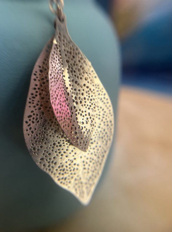 ✨ UShine.gr: Ατσάλινα σκουλαρίκια φύλλο με διάτρητο μοτίβο σε ροζ χρυσό No 1443