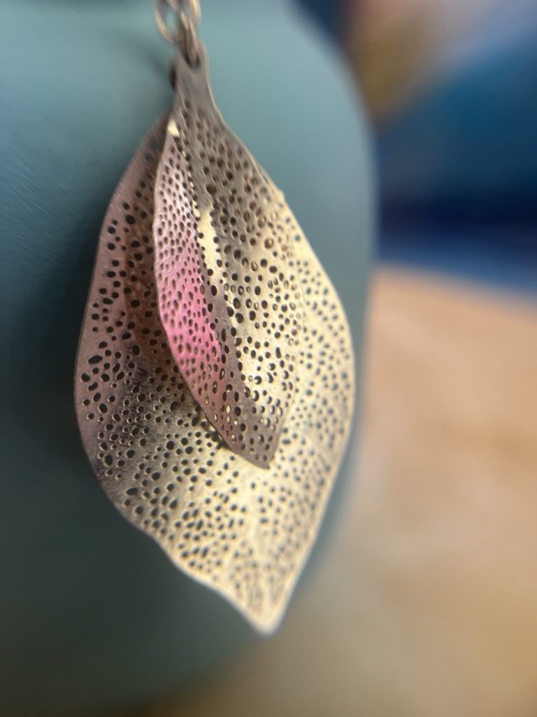 ✨ UShine.gr: Ατσάλινα σκουλαρίκια φύλλο με διάτρητο μοτίβο σε ροζ χρυσό No 1443