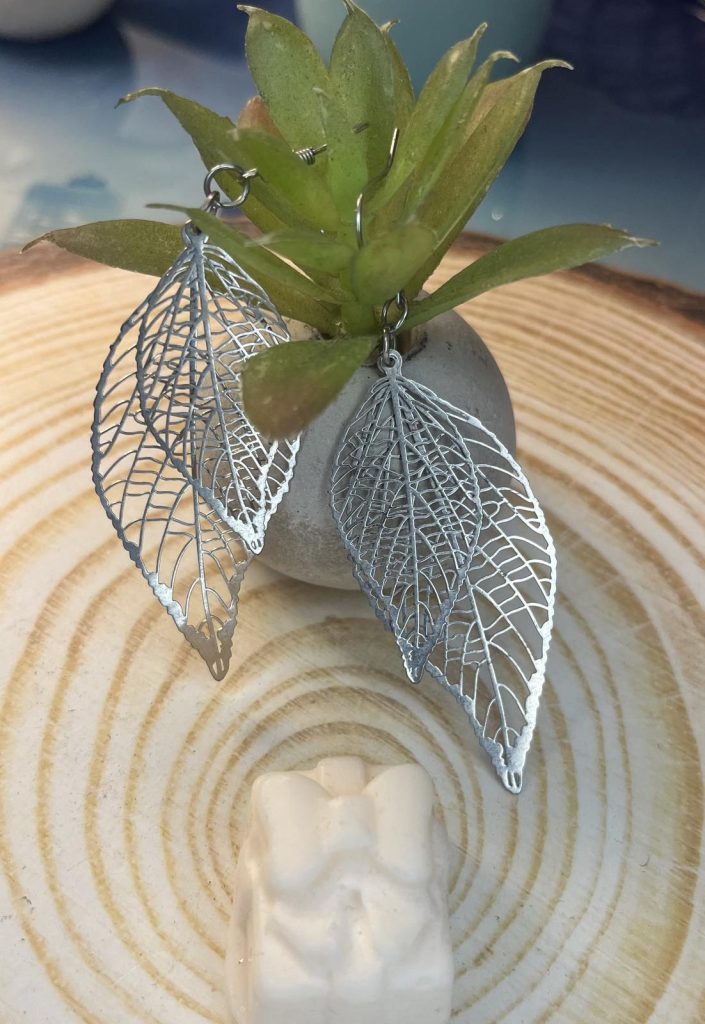 ✨ UShine.gr: Ατσάλινα σκουλαρίκια φύλλο με filigree σχέδιο σε ασημί No 1444