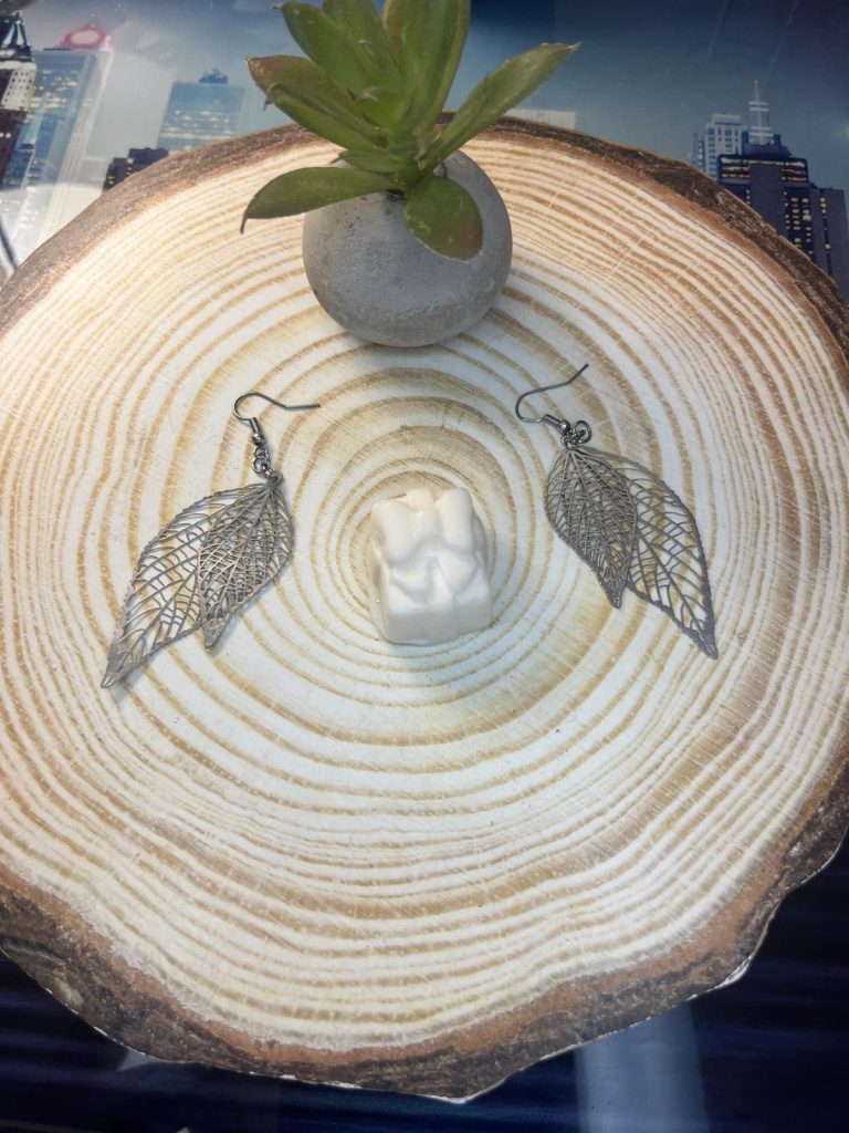 ✨ UShine.gr: Ατσάλινα σκουλαρίκια φύλλο με filigree σχέδιο σε ασημί No 1444