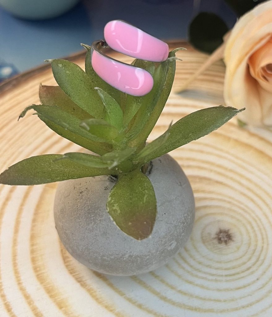 ✨ UShine.gr: Ατσάλινο δαχτυλίδι διπλής καμπύλης με ροζ σμάλτο No 1445