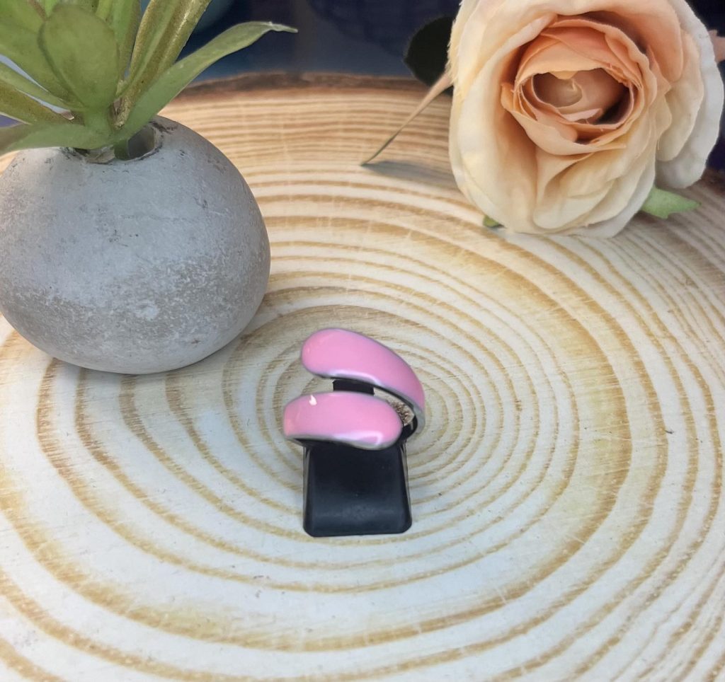 ✨ UShine.gr: Ατσάλινο δαχτυλίδι διπλής καμπύλης με ροζ σμάλτο No 1445