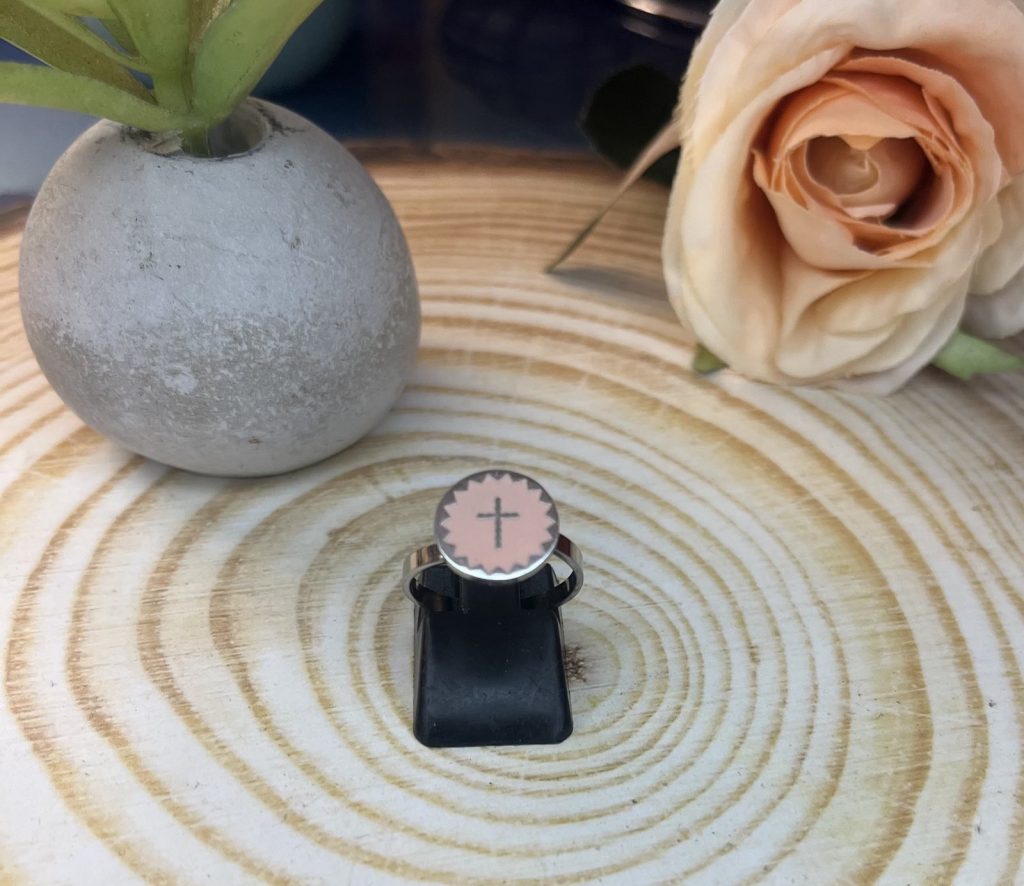 ✨ UShine.gr:Ατσάλινο Δαχτυλίδι με Ροζ Σμάλτο & Σταυρό No 1446