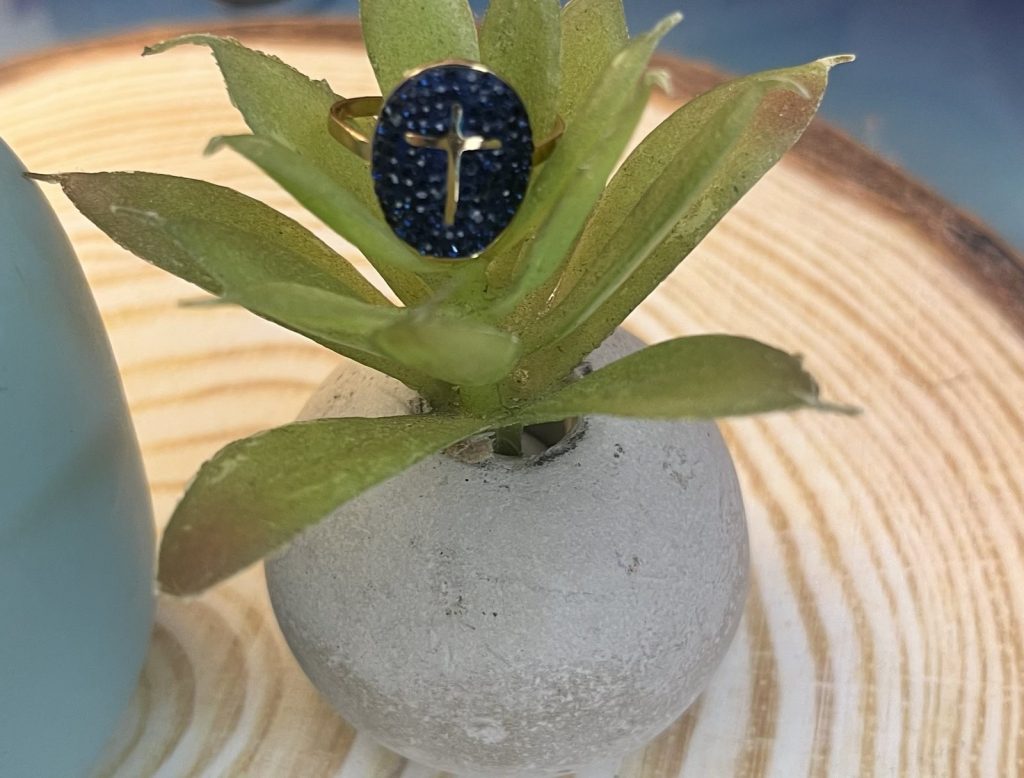 ✨ UShine.gr: Ατσάλινο δαχτυλίδι οβάλ με σταυρό & μπλε κρύσταλλο No 1455