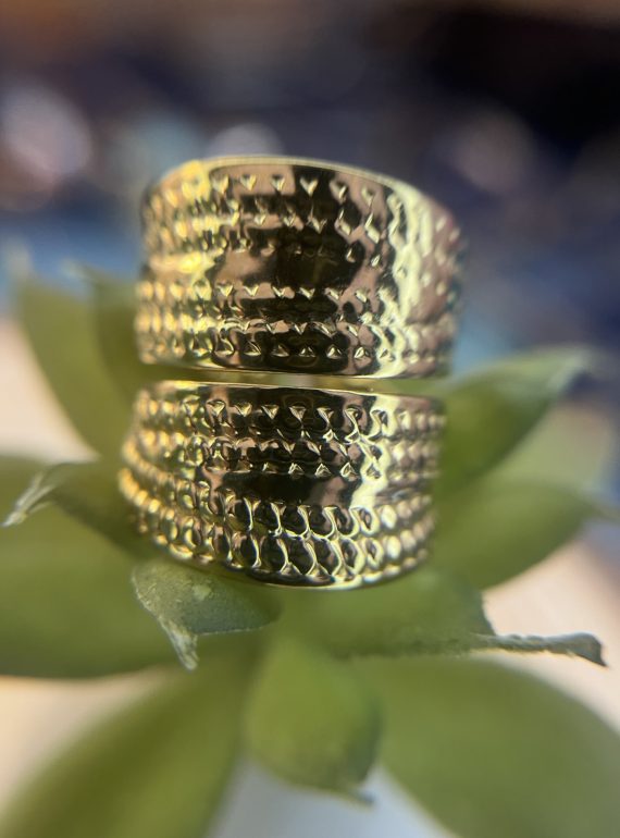 ✨ UShine.gr: Ατσάλινο δαχτυλίδι statement με ανάγλυφη υφή No 1461