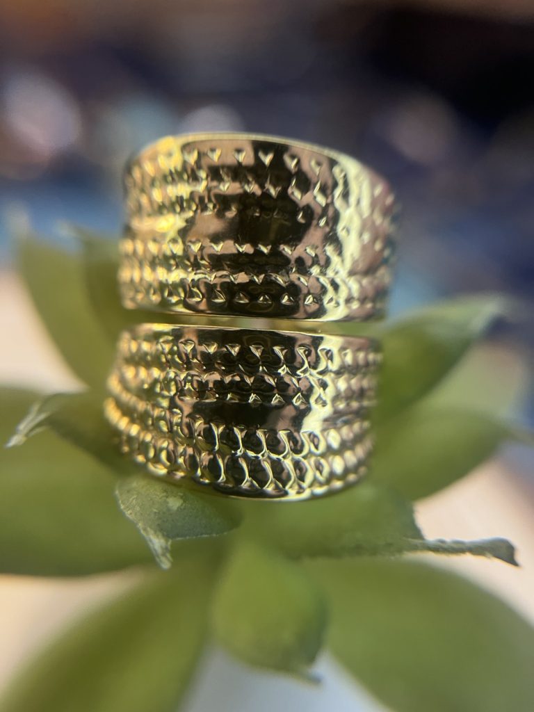 ✨ UShine.gr: Ατσάλινο δαχτυλίδι statement με ανάγλυφη υφή No 1461