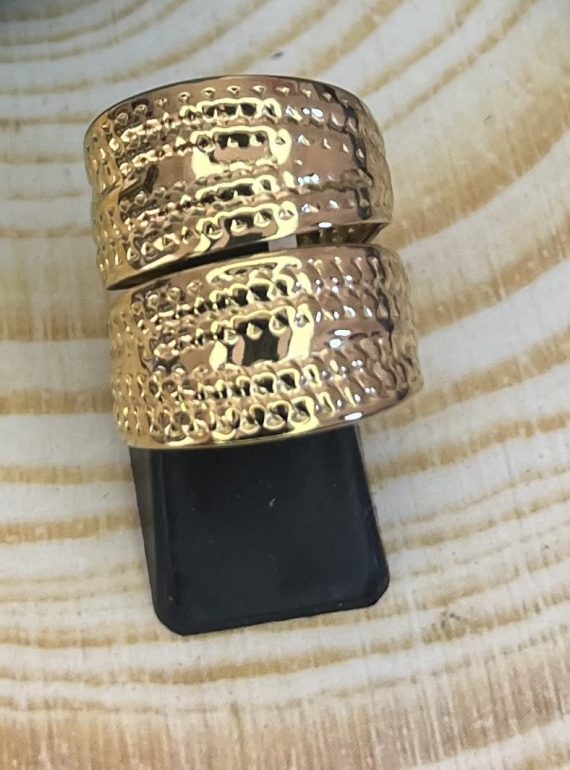 ✨ UShine.gr: Ατσάλινο δαχτυλίδι statement με ανάγλυφη υφή No 1461