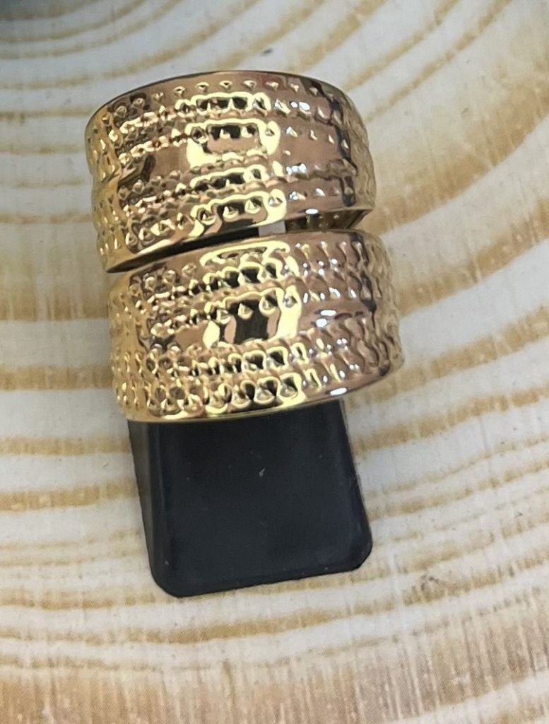 ✨ UShine.gr: Ατσάλινο δαχτυλίδι statement με ανάγλυφη υφή No 1461