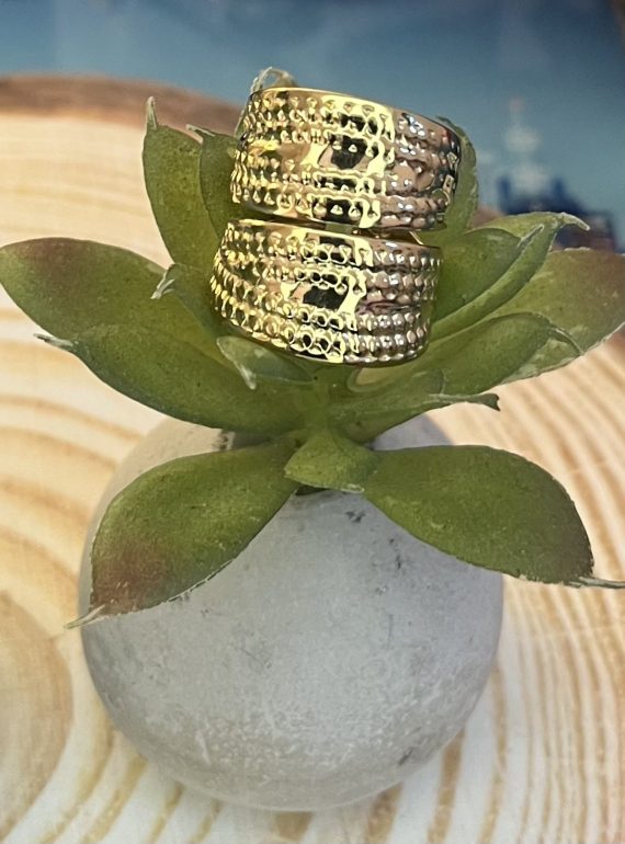 ✨ UShine.gr: Ατσάλινο δαχτυλίδι statement με ανάγλυφη υφή No 1461