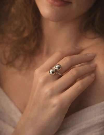 ✨ UShine.gr: Ατσάλινο Δαχτυλίδι Διπλή Σφαίρα σε Ασημί Απόχρωση No 3002