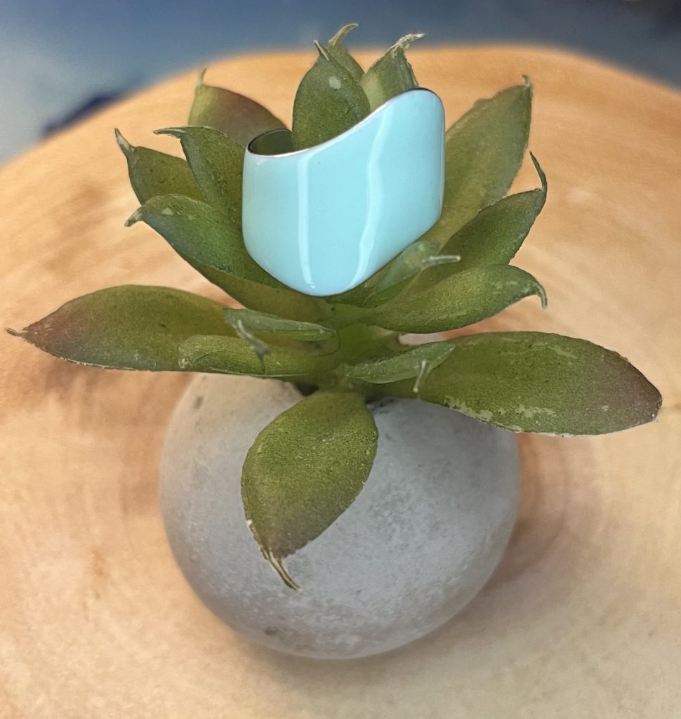 ✨ UShine.gr: Ατσάλινο Δαχτυλίδι με Κυματιστό Σχέδιο σε Γαλάζιο Σμάλτο No 3003