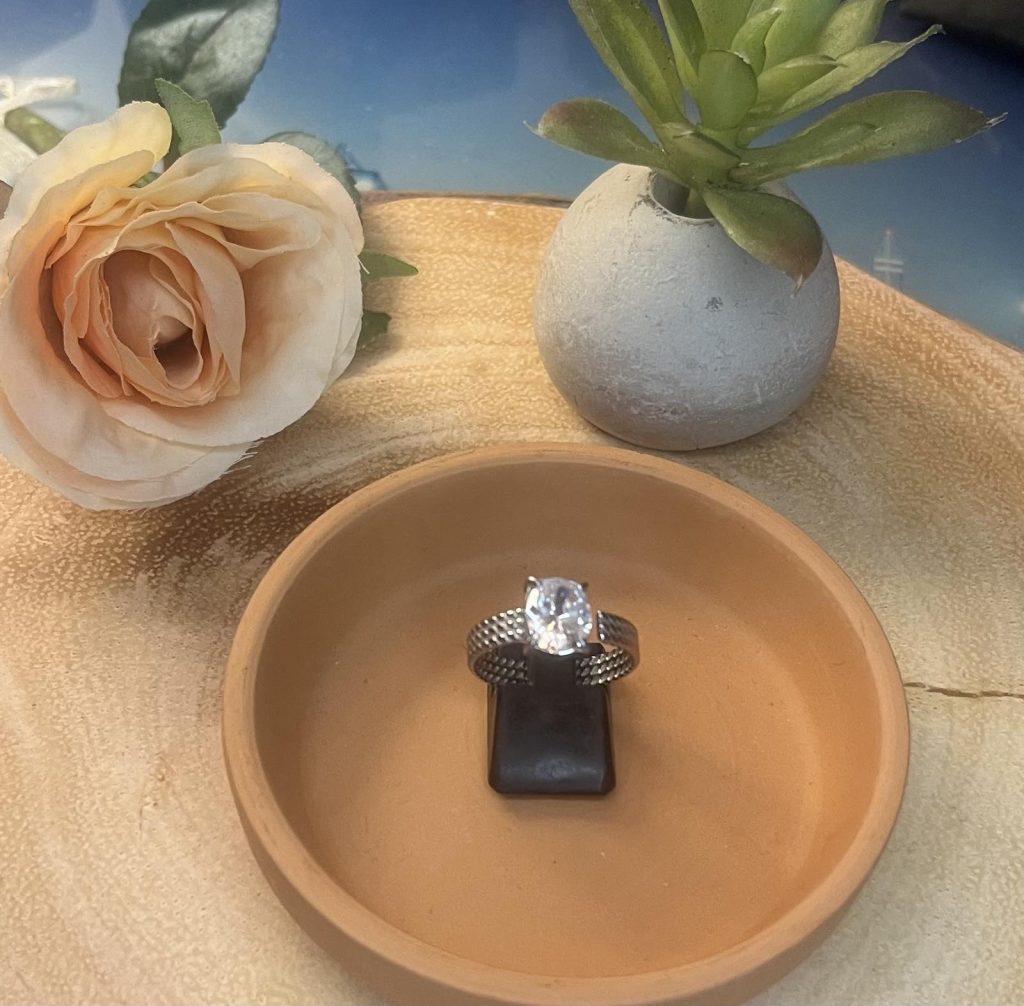 ✨ UShine.gr: Ατσάλινο Δαχτυλίδι Solitaire με Πλεκτή Βάση & Ζιργκόν No 3004