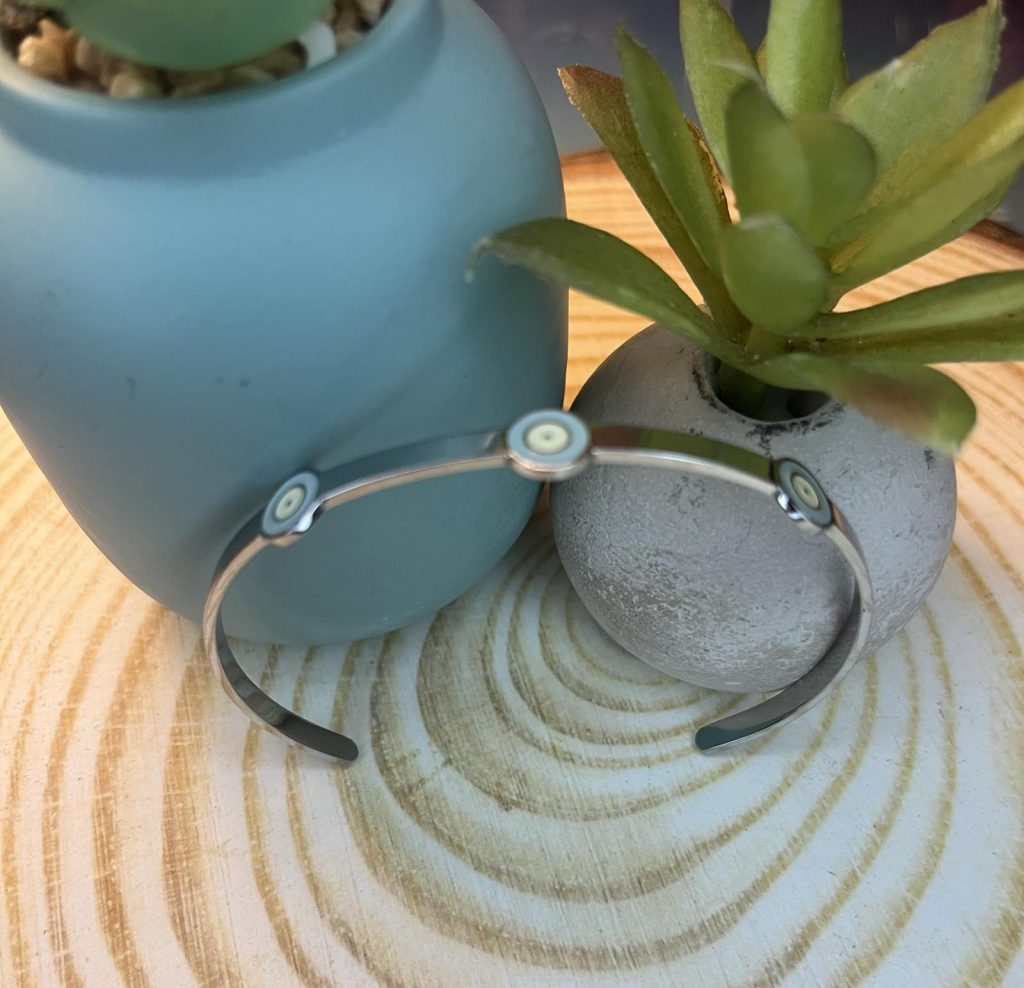 ✨ UShine.gr: Ατσάλινο βραχιόλι χειροπέδα με ματάκια σε γαλάζιο & λευκό No 1519