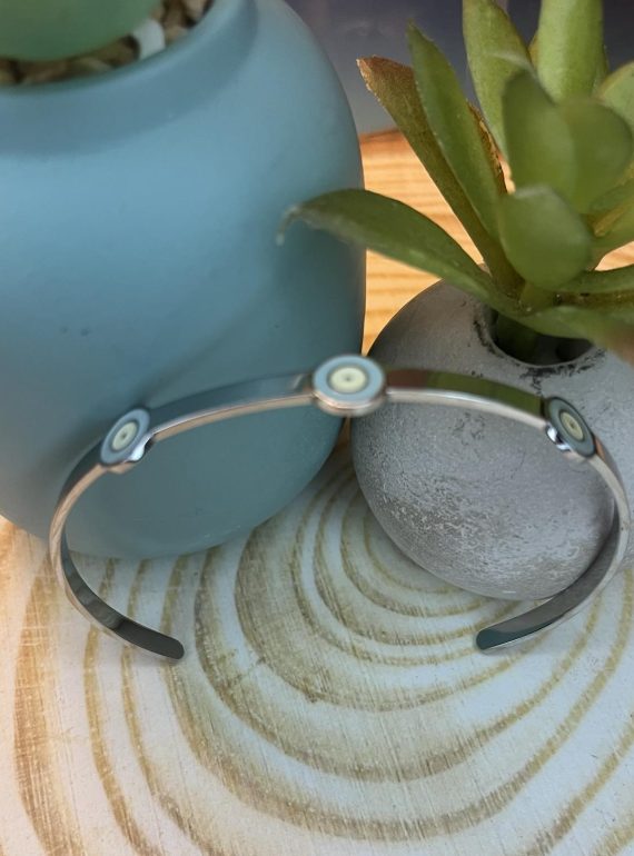 ✨ UShine.gr: Ατσάλινο βραχιόλι χειροπέδα με ματάκια σε γαλάζιο & λευκό No 1519