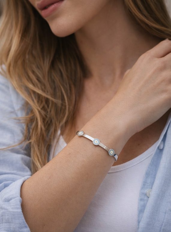 ✨ UShine.gr: Ατσάλινο βραχιόλι χειροπέδα με ματάκια σε γαλάζιο & λευκό No 1519