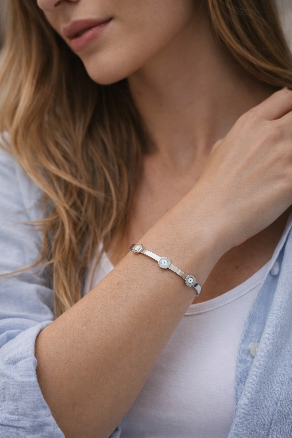 ✨ UShine.gr: Ατσάλινο βραχιόλι χειροπέδα με ματάκια σε γαλάζιο & λευκό No 1519