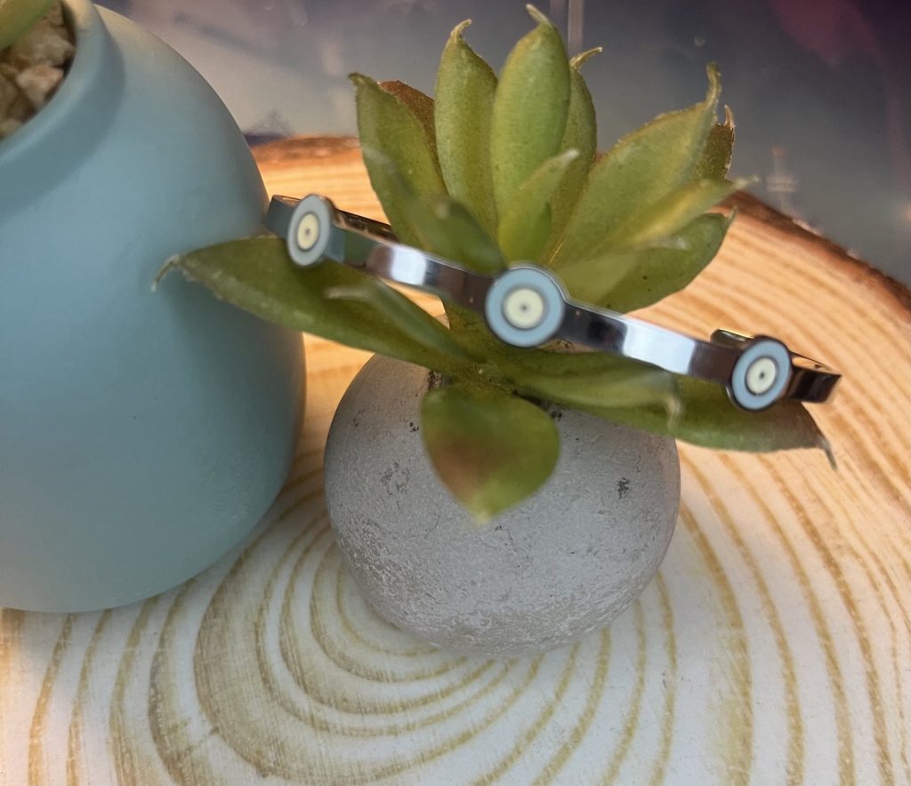 ✨ UShine.gr: Ατσάλινο βραχιόλι χειροπέδα με ματάκια σε γαλάζιο & λευκό No 1519