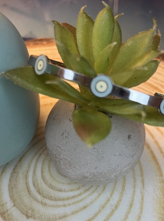 ✨ UShine.gr: Ατσάλινο βραχιόλι χειροπέδα με ματάκια σε γαλάζιο & λευκό No 1519