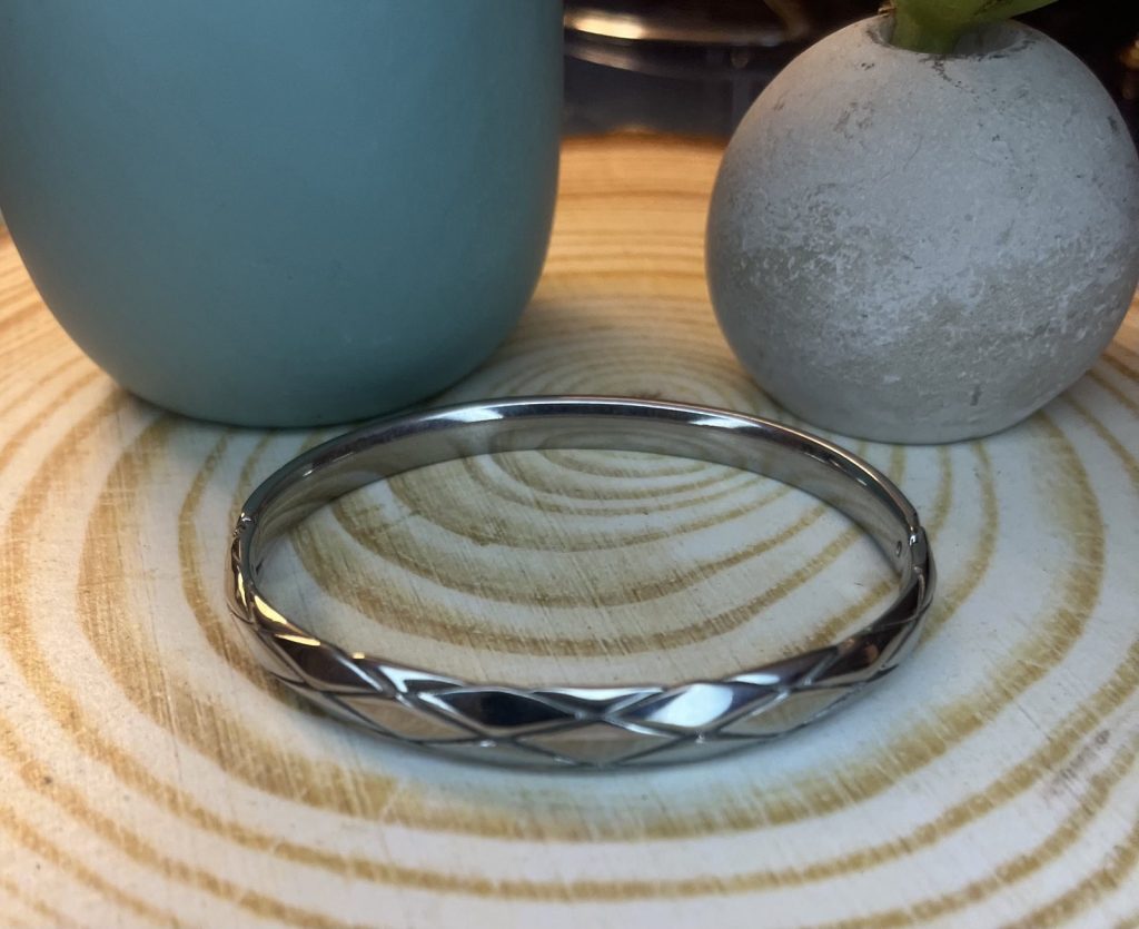 ✨ UShine.gr: Ατσάλινο βραχιόλι χειροπέδα με γεωμετρικό ανάγλυφο σχέδιο No 1501