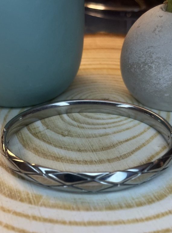 ✨ UShine.gr: Ατσάλινο βραχιόλι χειροπέδα με γεωμετρικό ανάγλυφο σχέδιο No 1501