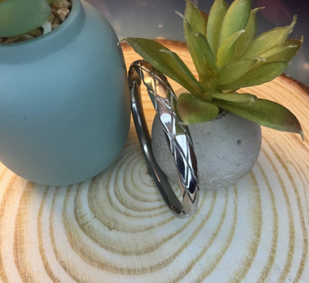 ✨ UShine.gr: Ατσάλινο βραχιόλι χειροπέδα με γεωμετρικό ανάγλυφο σχέδιο No 1501