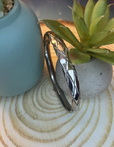 ✨ UShine.gr: Ατσάλινο βραχιόλι χειροπέδα με γεωμετρικό ανάγλυφο σχέδιο No 1501