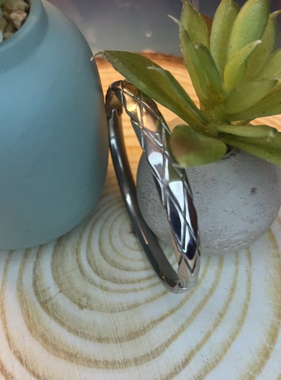 ✨ UShine.gr: Ατσάλινο βραχιόλι χειροπέδα με γεωμετρικό ανάγλυφο σχέδιο No 1501