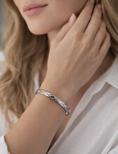 ✨ UShine.gr: Ατσάλινο βραχιόλι χειροπέδα με γεωμετρικό ανάγλυφο σχέδιο No 1501