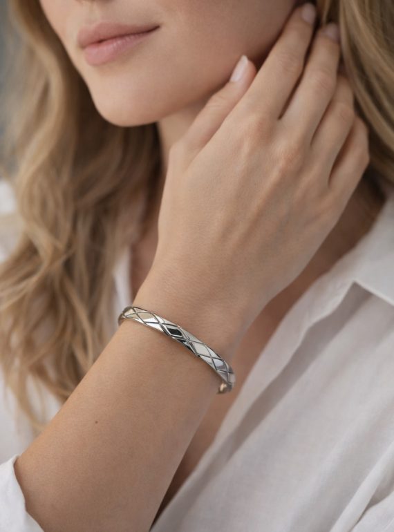 ✨ UShine.gr: Ατσάλινο βραχιόλι χειροπέδα με γεωμετρικό ανάγλυφο σχέδιο No 1501